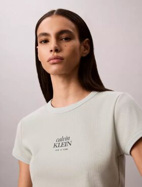 T-shirt med logotyp och ribbstickning