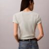 T-shirt med logotyp och ribbstickning T-shirt med logotyp och ribbstickning