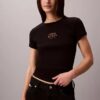 T-shirt med logotyp och ribbstickning T-shirt med logotyp och ribbstickning