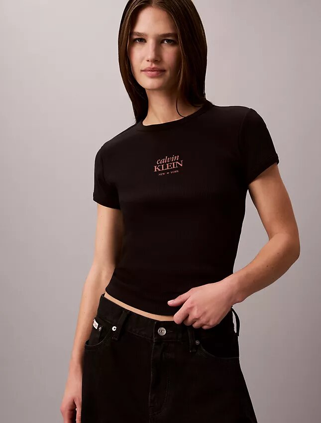 T-shirt med logotyp och ribbstickning T-shirt med logotyp och ribbstickning