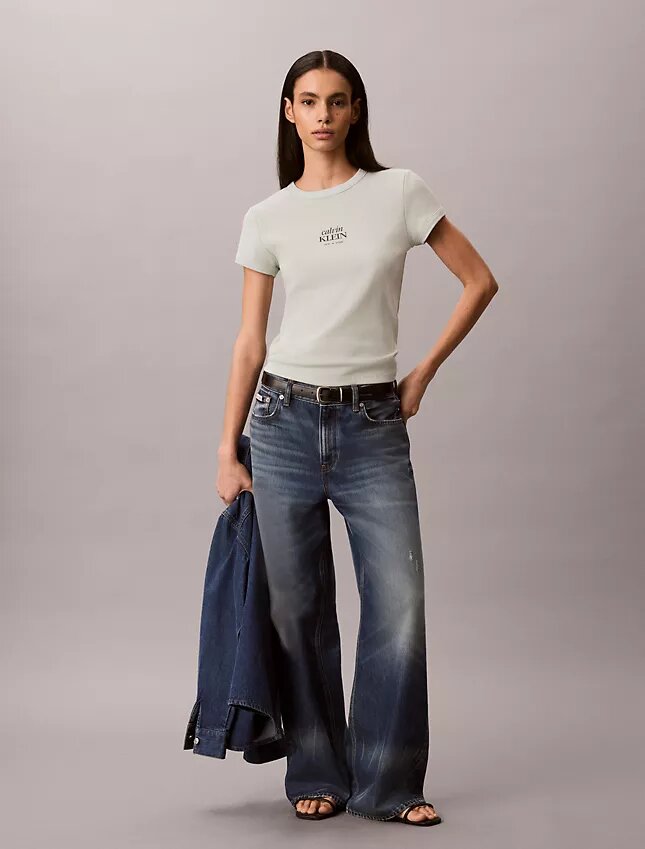 T-shirt med logotyp och ribbstickning T-shirt med logotyp och ribbstickning