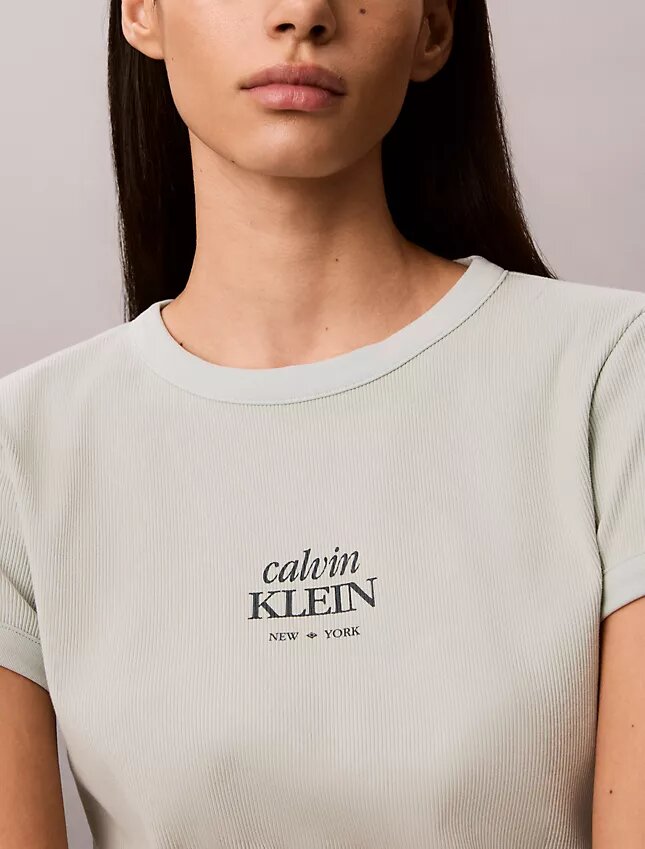 T-shirt med logotyp och ribbstickning T-shirt med logotyp och ribbstickning