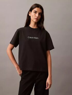 T-shirt med standardlogotyp, boxig passform och rund hals T-shirt med standardlogotyp, boxig passform och rund hals