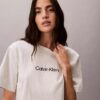 T-shirt med standardlogotyp, boxig passform och rund hals