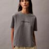 T-shirt med standardlogotyp, boxig passform och rund hals