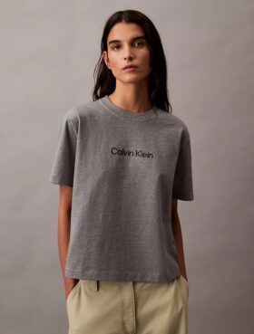 T-shirt med standardlogotyp, boxig passform och rund hals T-shirt med standardlogotyp, boxig passform och rund hals