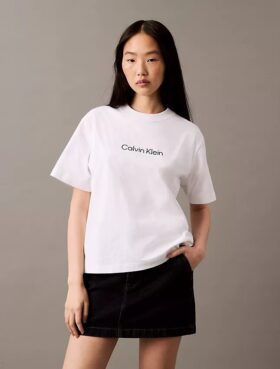 T-shirt med standardlogotyp, boxig passform och rund hals T-shirt med standardlogotyp, boxig passform och rund hals
