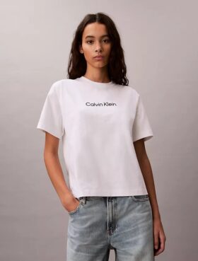 T-shirt med standardlogotyp, boxig passform och rund hals T-shirt med standardlogotyp, boxig passform och rund hals
