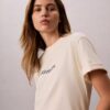 T-shirt med standardlogotyp, boxig passform och rund hals