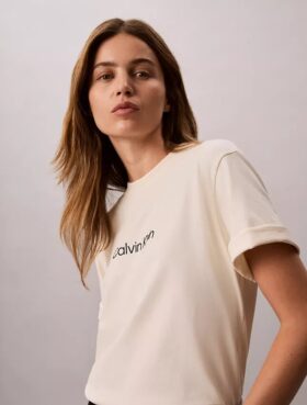 T-shirt med standardlogotyp, boxig passform och rund hals T-shirt med standardlogotyp, boxig passform och rund hals