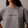 T-shirt med standardlogotyp, boxig passform och rund hals