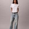 T-shirt med standardlogotyp, boxig passform och rund hals