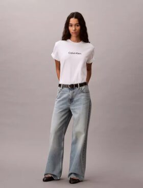 T-shirt med standardlogotyp, boxig passform och rund hals T-shirt med standardlogotyp, boxig passform och rund hals