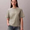 T-shirt med standardlogotyp, boxig passform och rund hals T-shirt med standardlogotyp, boxig passform och rund hals