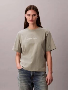 T-shirt med standardlogotyp, boxig passform och rund hals