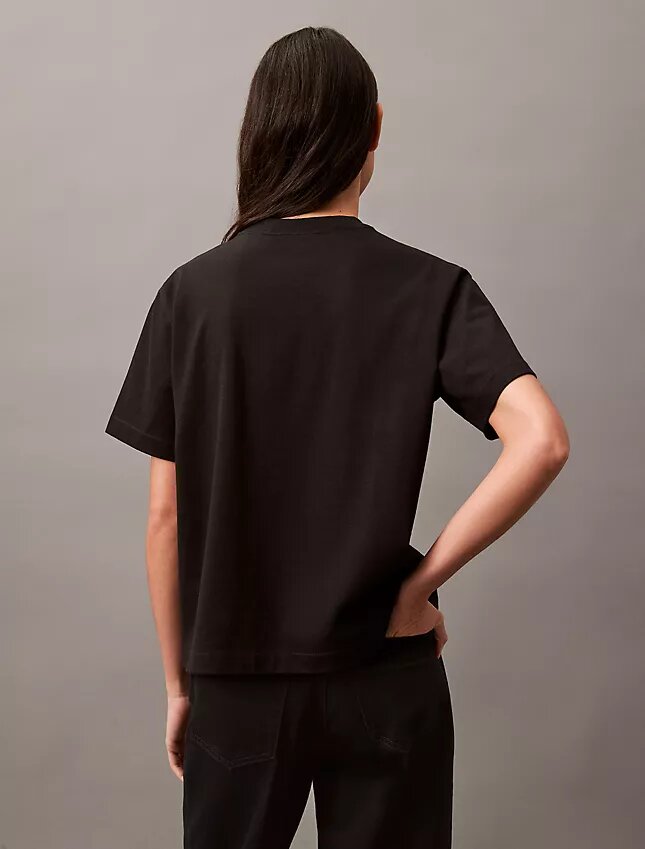 T-shirt med standardlogotyp, boxig passform och rund hals T-shirt med standardlogotyp, boxig passform och rund hals