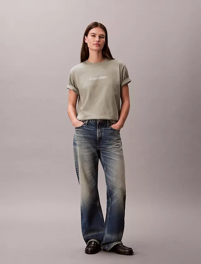 T-shirt med standardlogotyp, boxig passform och rund hals T-shirt med standardlogotyp, boxig passform och rund hals