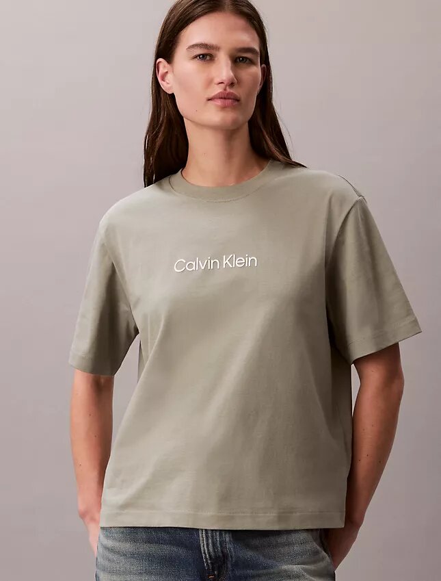 T-shirt med standardlogotyp, boxig passform och rund hals T-shirt med standardlogotyp, boxig passform och rund hals