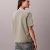 T-shirt med standardlogotyp, boxig passform och rund hals T-shirt med standardlogotyp, boxig passform och rund hals