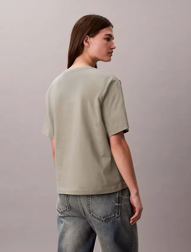 T-shirt med standardlogotyp, boxig passform och rund hals T-shirt med standardlogotyp, boxig passform och rund hals