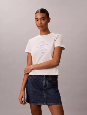 T-shirt med upphöjd logotyp i smal passform