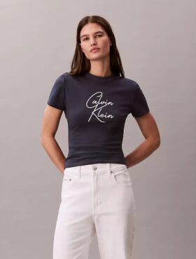 T-shirt med upphöjd logotyp i smal passform