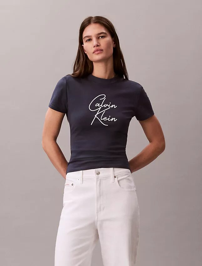 T-shirt med upphöjd logotyp i smal passform T-shirt med upphöjd logotyp i smal passform
