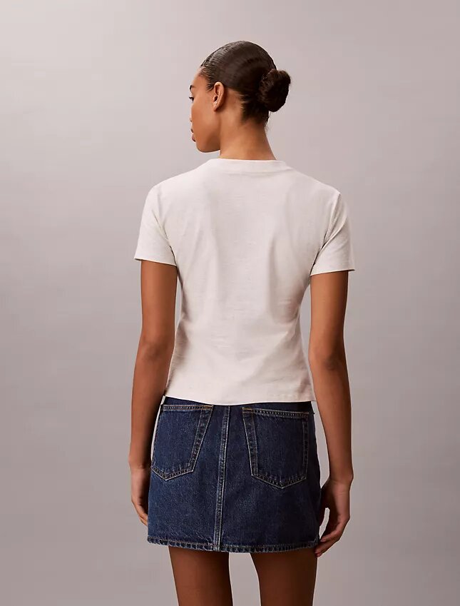 T-shirt med upphöjd logotyp i smal passform T-shirt med upphöjd logotyp i smal passform