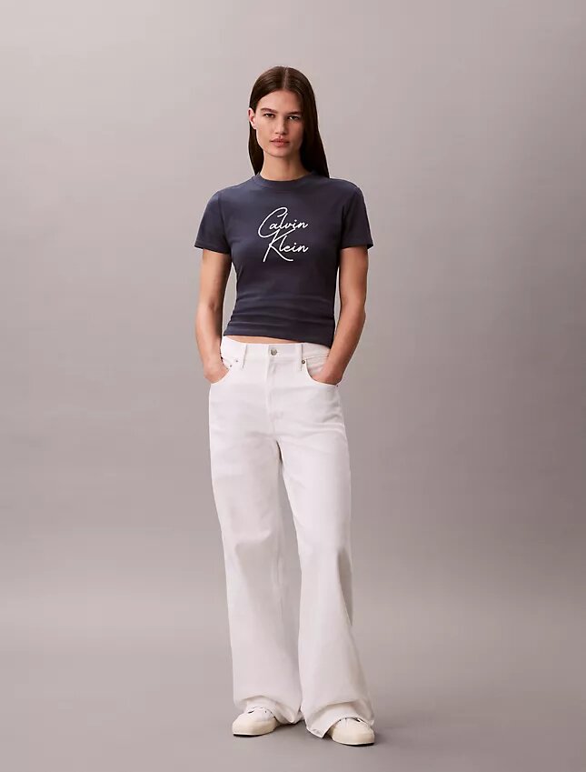 T-shirt med upphöjd logotyp i smal passform T-shirt med upphöjd logotyp i smal passform