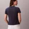 T-shirt med upphöjd logotyp i smal passform T-shirt med upphöjd logotyp i smal passform