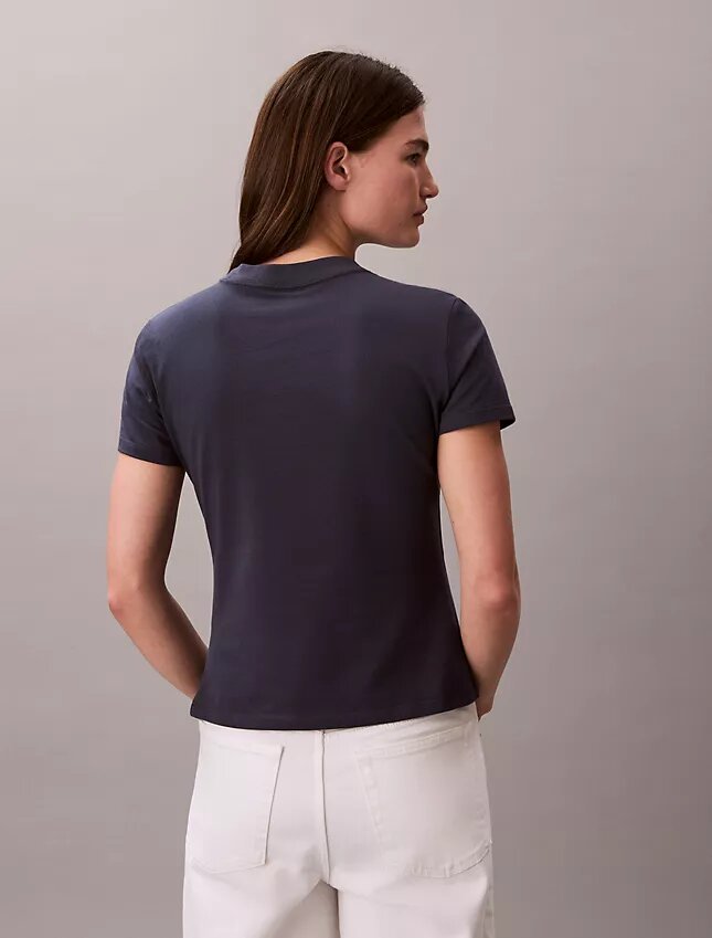 T-shirt med upphöjd logotyp i smal passform T-shirt med upphöjd logotyp i smal passform