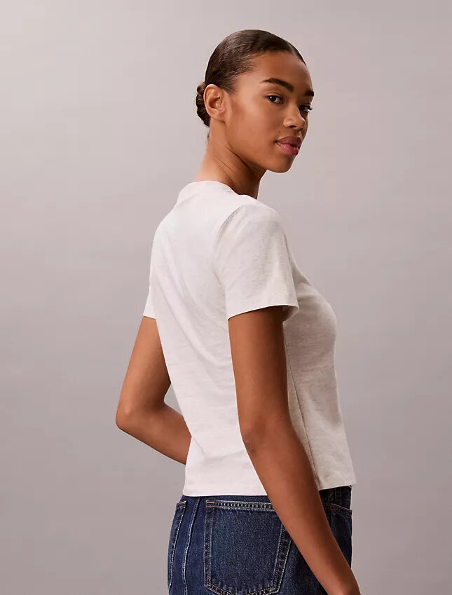 T-shirt med upphöjd logotyp i smal passform T-shirt med upphöjd logotyp i smal passform