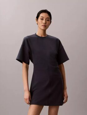 T-shirtklänning med ribbad interlock och logotyp