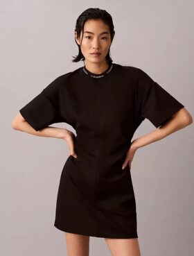 T-shirtklänning med ribbad interlock och logotyp