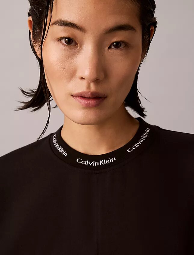 T-shirtklänning med ribbad interlock och logotyp T-shirtklänning med ribbad interlock och logotyp