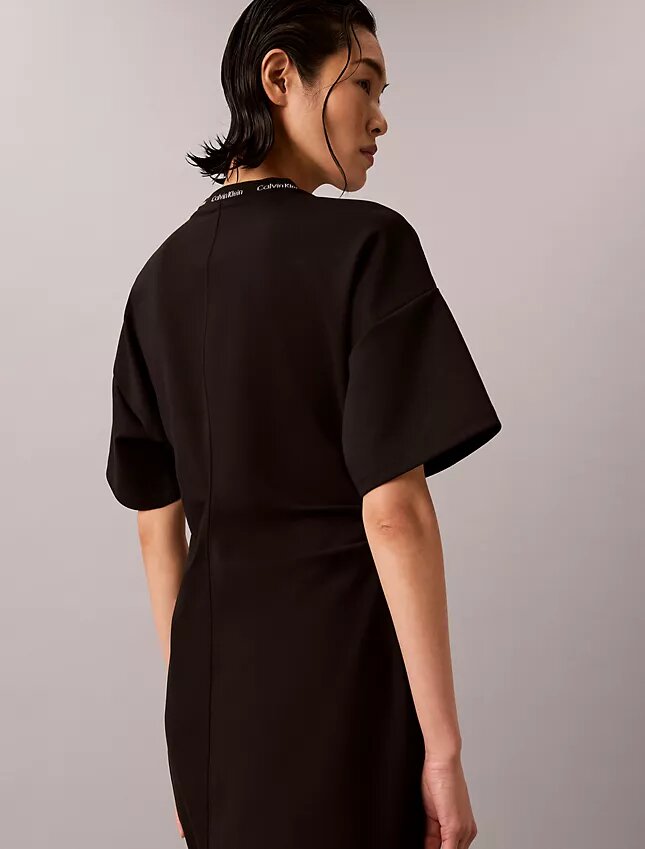 T-shirtklänning med ribbad interlock och logotyp T-shirtklänning med ribbad interlock och logotyp