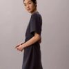 T-shirtklänning med ribbad interlock och logotyp