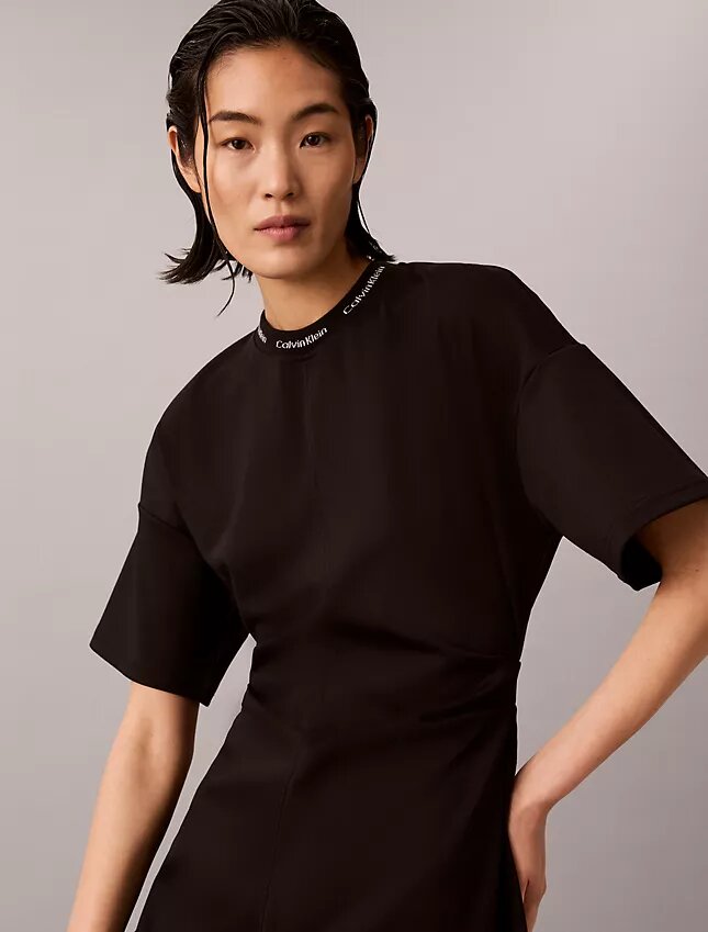 T-shirtklänning med ribbad interlock och logotyp T-shirtklänning med ribbad interlock och logotyp