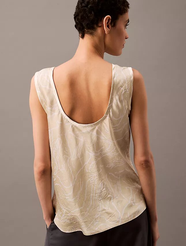 Tanktop i krossad satin med tryck Tanktop i krossad satin med tryck