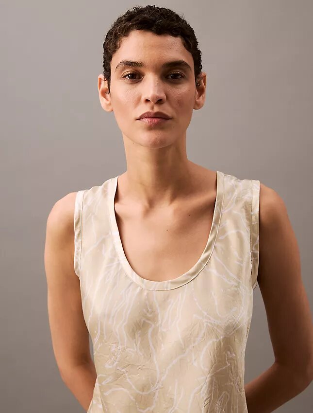Tanktop i krossad satin med tryck Tanktop i krossad satin med tryck
