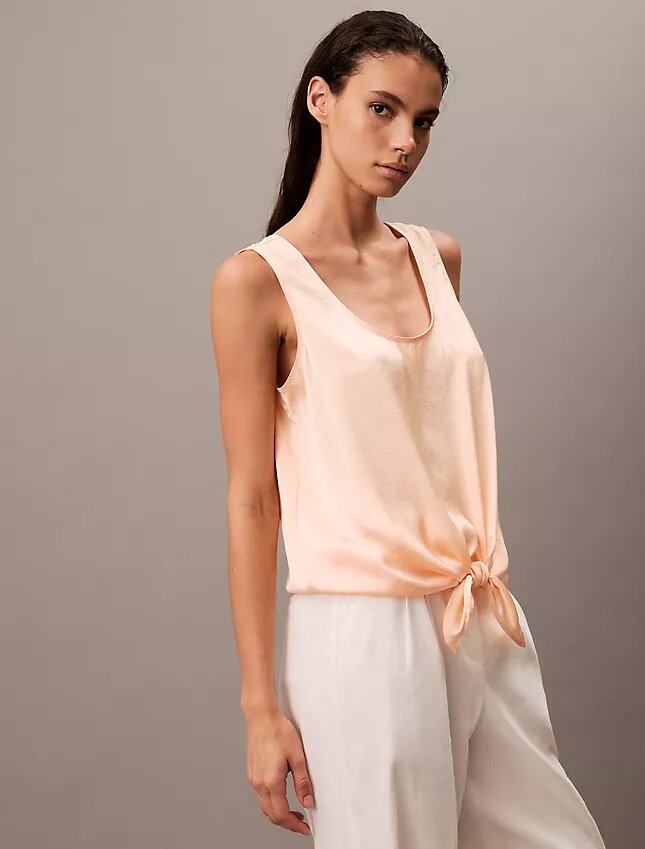 Tanktop i skrynklig satin med knytning fram Tanktop i skrynklig satin med knytning fram