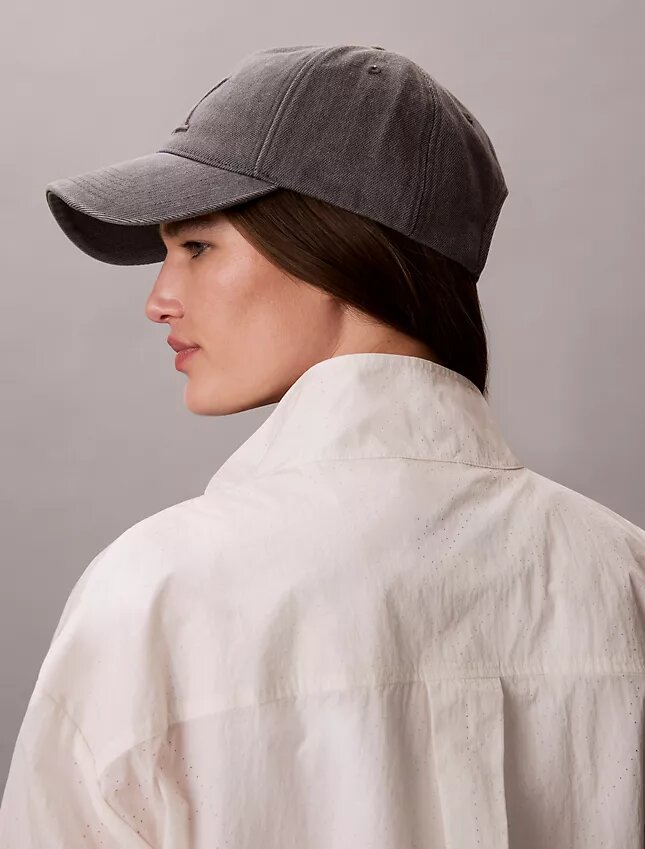 Teknisk jacka med perforeringar och logotyp Teknisk jacka med perforeringar och logotyp