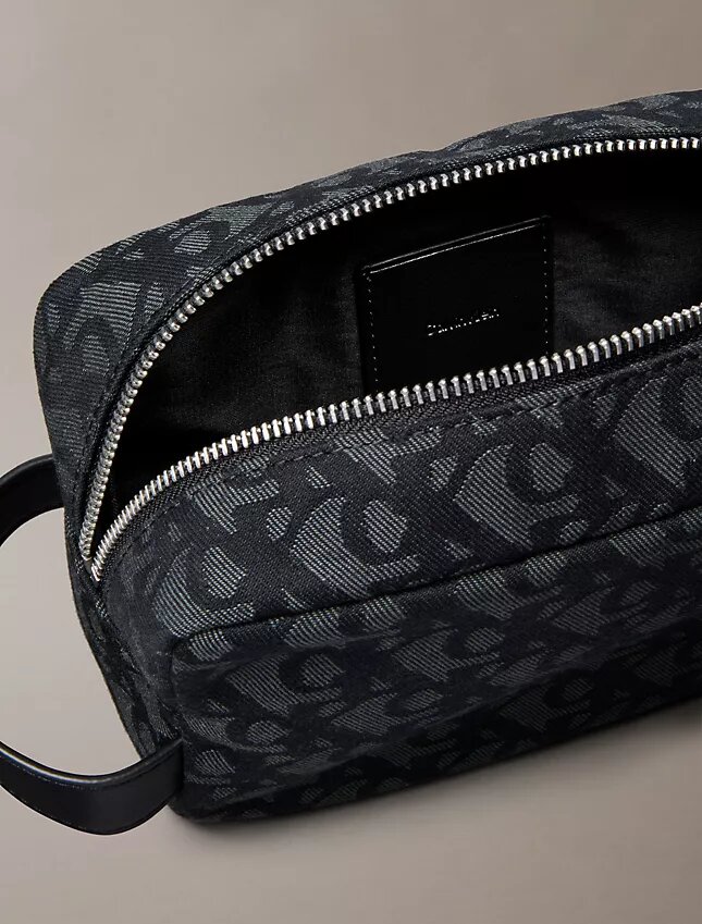 Toalettväska med Monogram-önster över hela ytan Toalettväska med Monogram-önster över hela ytan