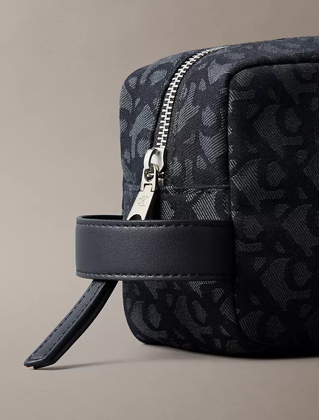 Toalettväska med Monogram-önster över hela ytan Toalettväska med Monogram-önster över hela ytan