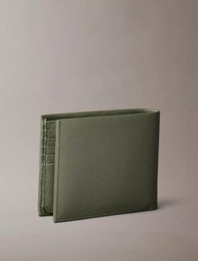 Trefaldig plånbok i läder med små strukturer och myntficka