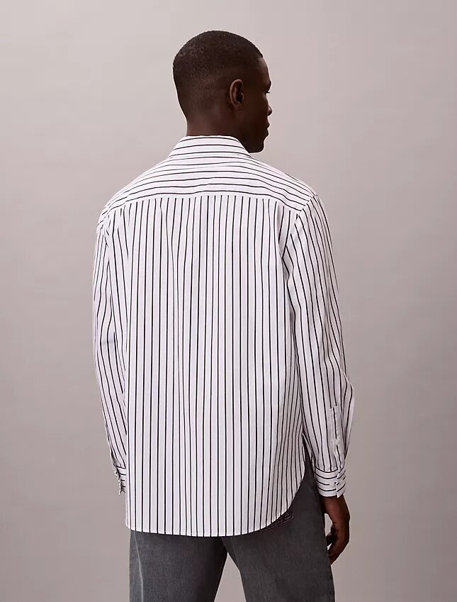 Tvättad poplin-skjorta med ränder och knappar Tvättad poplin-skjorta med ränder och knappar