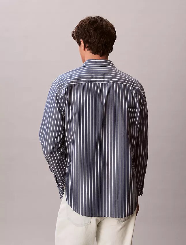 Tvättad poplin-skjorta med ränder och knappar Tvättad poplin-skjorta med ränder och knappar