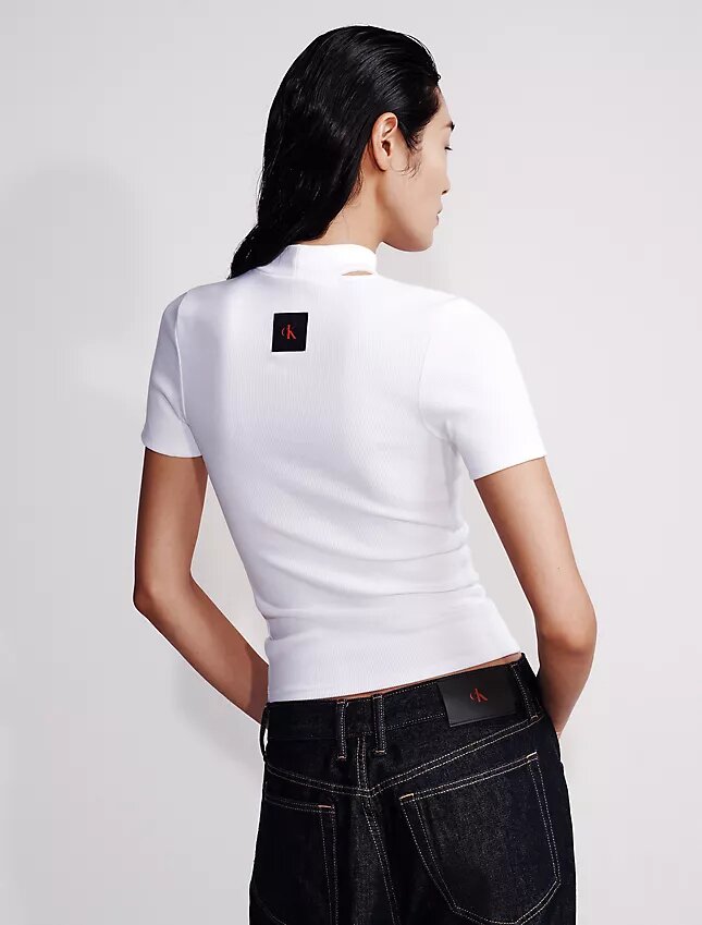 Utskuren T-shirt med rund hals och smal passform Utskuren T-shirt med rund hals och smal passform