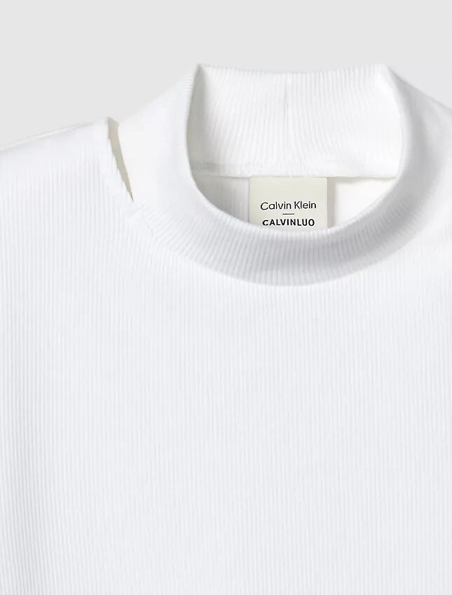 Utskuren T-shirt med rund hals och smal passform Utskuren T-shirt med rund hals och smal passform