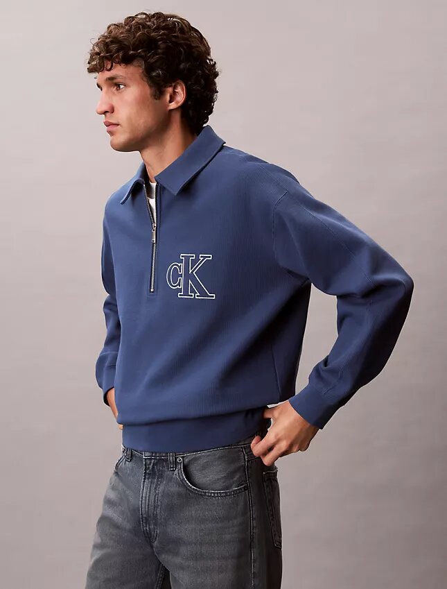 Varsity-tröja med Monogram-logotyp och kvartslång dragkedja Varsity-tröja med Monogram-logotyp och kvartslång dragkedja